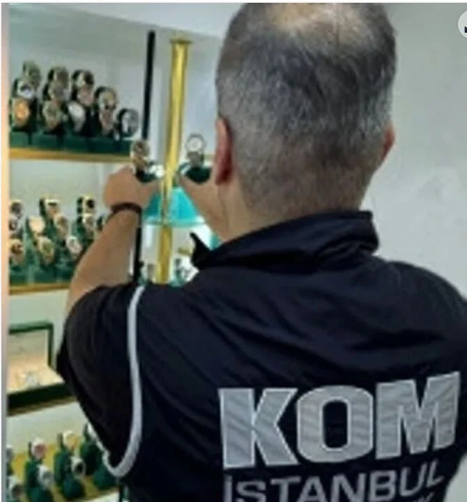 Piyasa değeri tam 1 milyon euro değerinde! Fenomenler el altından lüks saatlerini satıyormuş - 2. Resim