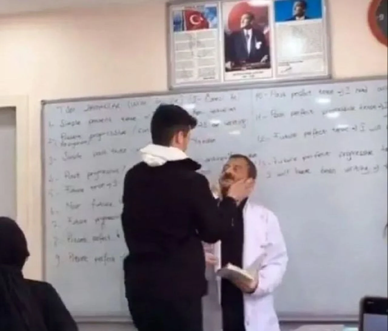 Saygısızlık yapan öğrencisine sahip çıkmıştı! Eyüp Öğretmen'den acı haber