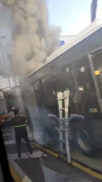 Son dakika | İstanbul'da metrobüs yangını! İşte ilk görüntüler