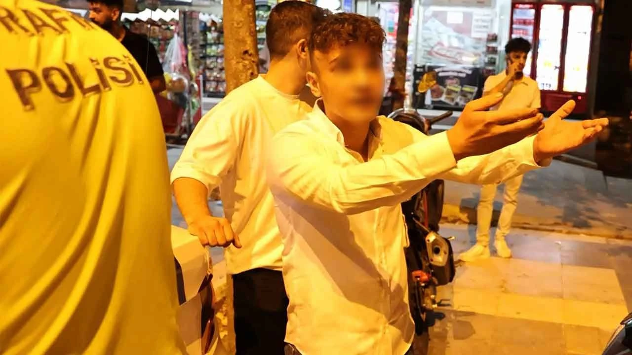 14 yaşında minibüs kullanırken yakalandı! Çocuğun ve babasının polise savunması 'pes' dedirtti - 1. Resim