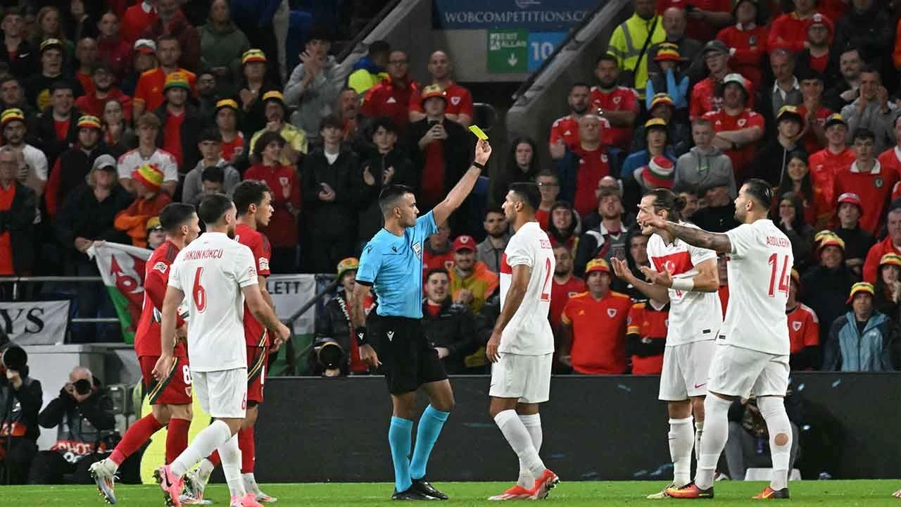 Barış Alper kariyerindeki ilk kırmızı kartı gördü! İzlanda maçında yok - 2. Resim