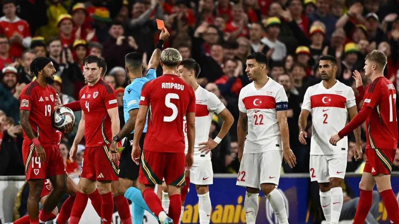 Barış Alper kariyerindeki ilk kırmızı kartı gördü! İzlanda maçında yok - 3. Resim