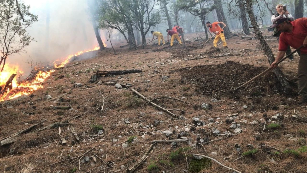 Kumluca yangınında ekipler müdahaleye devam ediyor