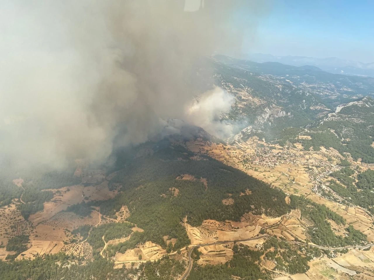 Muğla'da ormanlık alanda yangın çıktı! Rüzgar nedeniyle geniş alana yayılıyor - 2. Resim