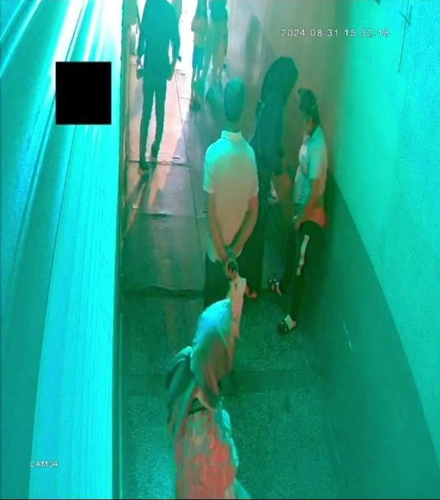 Önce telefon satmaya çalıştı sonra çaldı, yakalanınca da soyundu! - 1. Resim