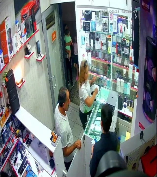 Önce telefon satmaya çalıştı sonra çaldı, yakalanınca da soyundu! - 2. Resim