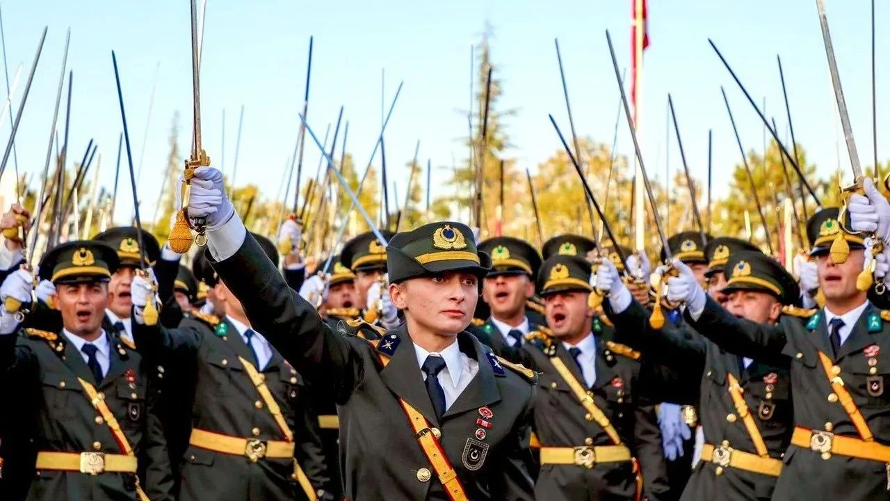 Son dakika | Cumhurbaşkanı Erdoğan’dan teğmenlerin resmi olmayan yemin törenine tepki: Siz kime kılıç çekiyorsunuz! - 3. Resim