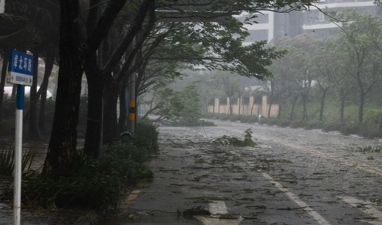 Süper tayfun Yagi Çin'i yıktı geçti: Ölü ve yaralılar var