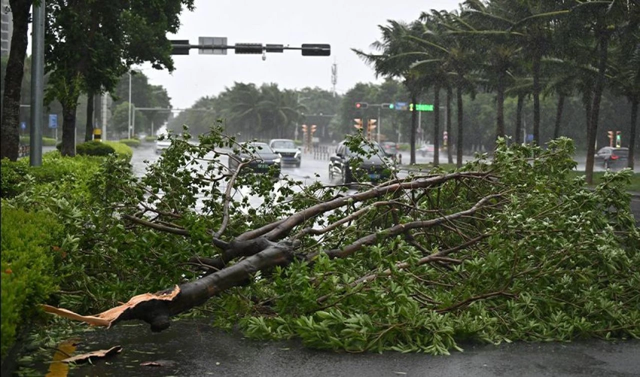 Süper tayfun Yagi Çin'i yıktı geçti: Ölü ve yaralılar var