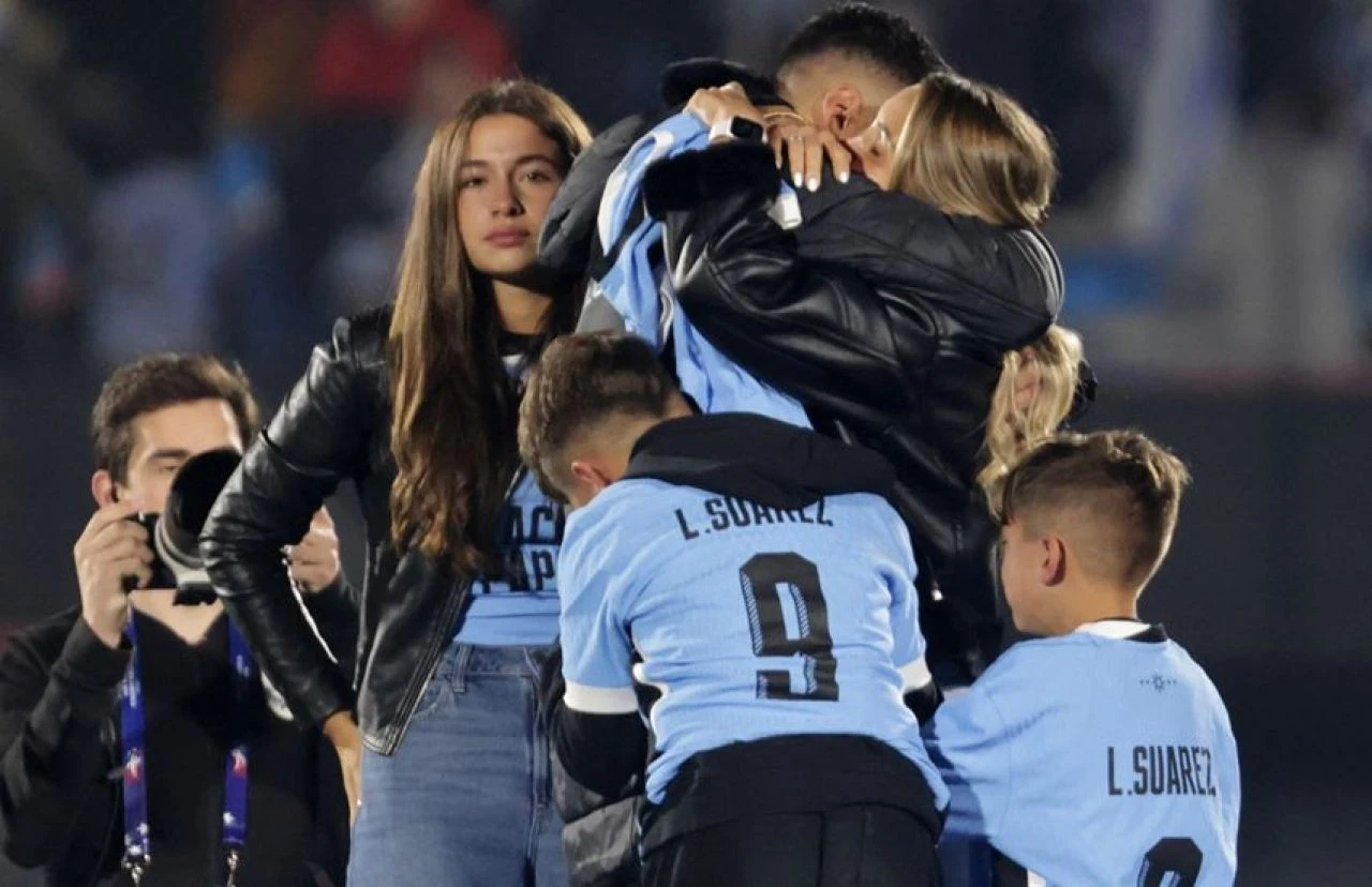 Uruguay Milli Takımı ile son maçına çıkan Luis Suarez gözyaşlarıyla veda etti!