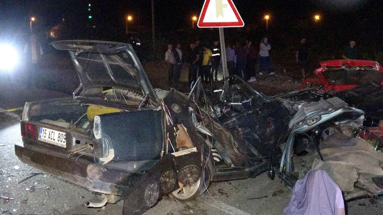 Burdur'da feci kaza! Taklalar atarak karşı şeritteki aracın üzerine uçtu: 2 ölü, 3 yaralı
