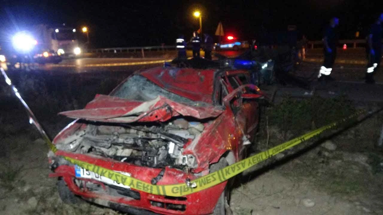 Burdur'da feci kaza! Taklalar atarak karşı şeritteki aracın üzerine uçtu: 2 ölü, 3 yaralı