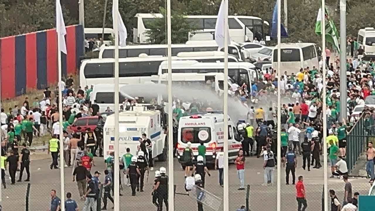 Düzcespor-Bursaspor maçında ortalık karıştı! Valilikten açıklama geldi - 1. Resim