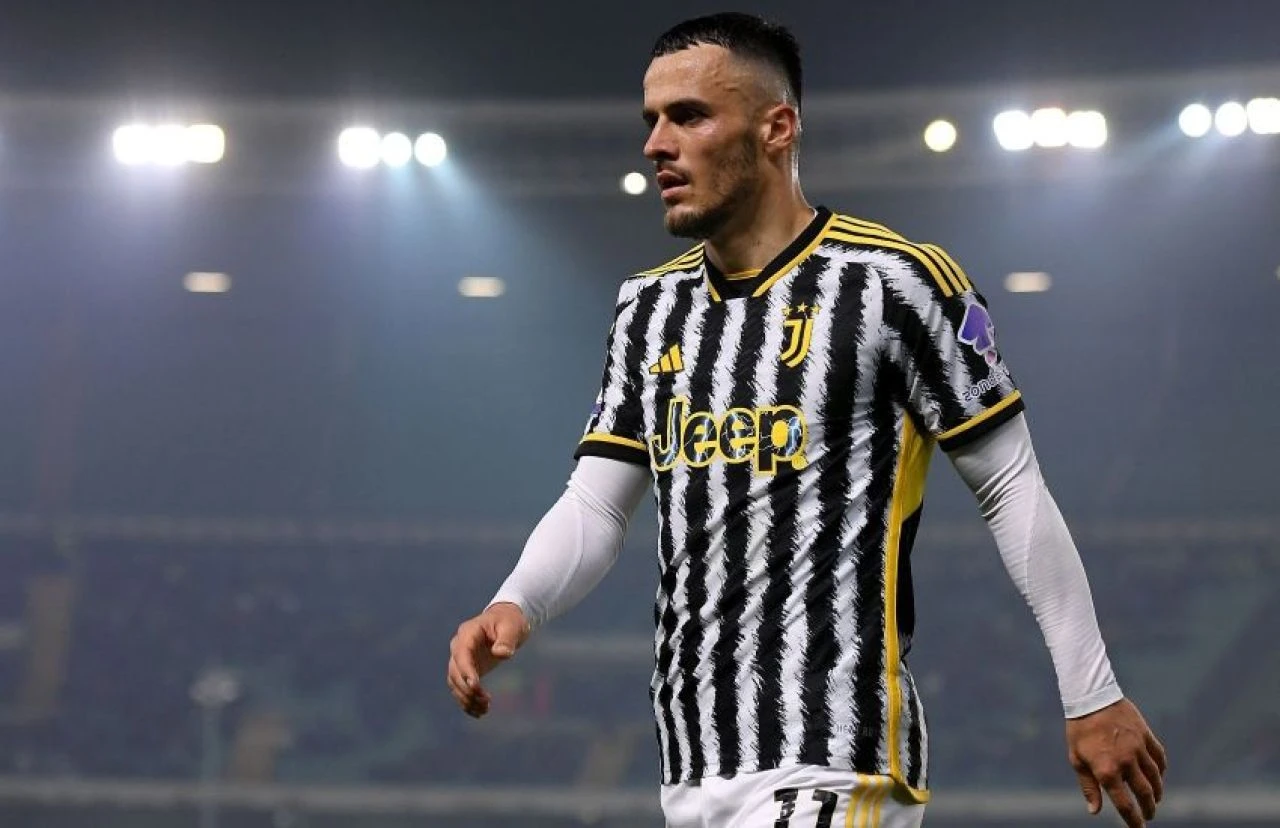 Filip Kostic'in uçağı Fenerbahçe için bugün saat 22.00'de İstanbul Sabiha Gökçen'e inecek - 1. Resim