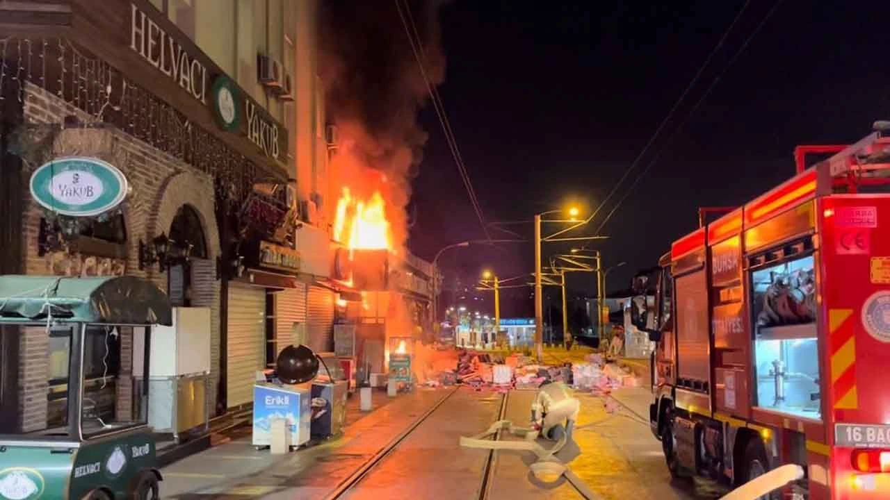 Hediyelik eşya mağazasında yangın! Havai fişekler peş peşe patladı