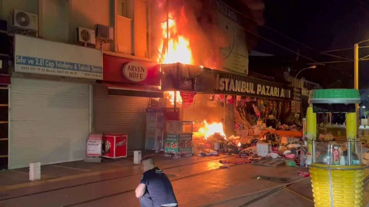 Hediyelik eşya mağazasında yangın! Havai fişekler peş peşe patladı