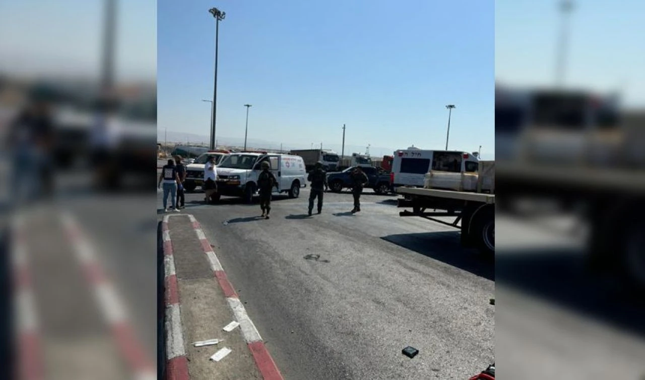 İsrail'e sınır kapısında saldırı şoku! Kamyondan inip mermi yağdırdı - 2. Resim