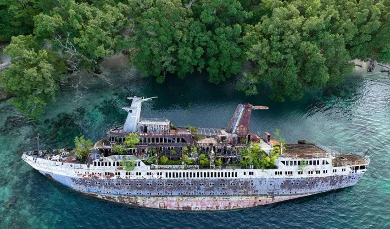 Karanlık turizmin 1 milyar 786 milyon TL'lik 'hayalet' yolcu gemisi! Cennet adasında çürümeye terk edildi