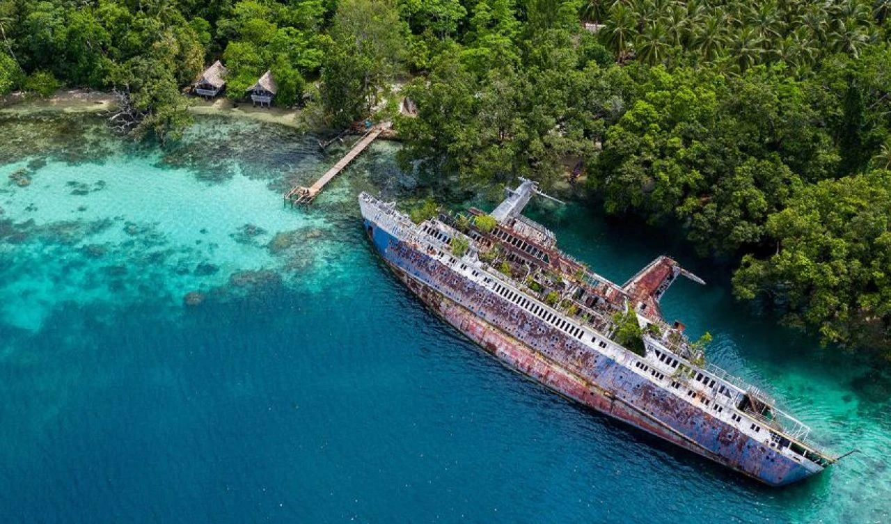 Karanlık turizmin 1 milyar 786 milyon TL'lik 'hayalet' yolcu gemisi! Cennet adasında çürümeye terk edildi