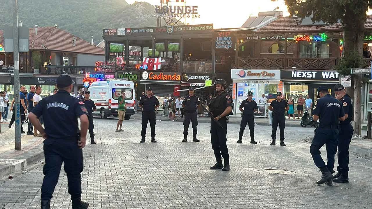 Ortalık bir anda savaş alanına döndü: Silahlı şişeli taşlı kavgada 13 kişi yaralandı! O anlar kamerada - 1. Resim