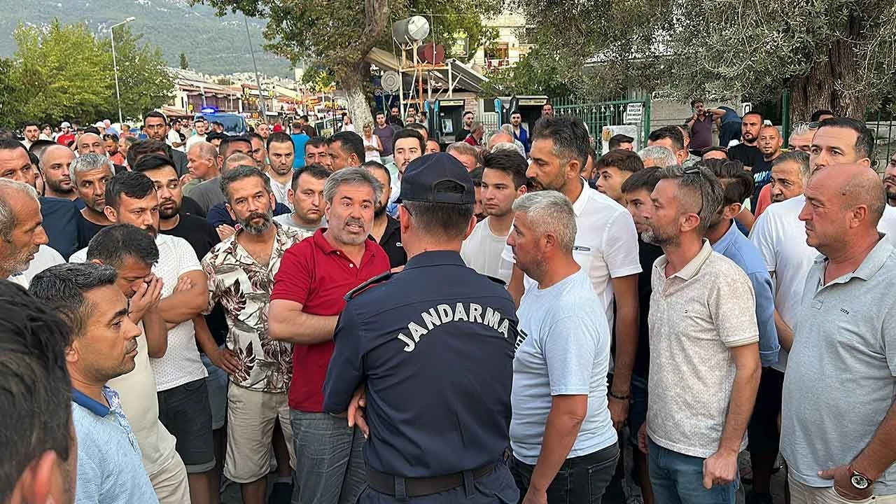 Ortalık bir anda savaş alanına döndü: Silahlı şişeli taşlı kavgada 13 kişi yaralandı! O anlar kamerada - 2. Resim