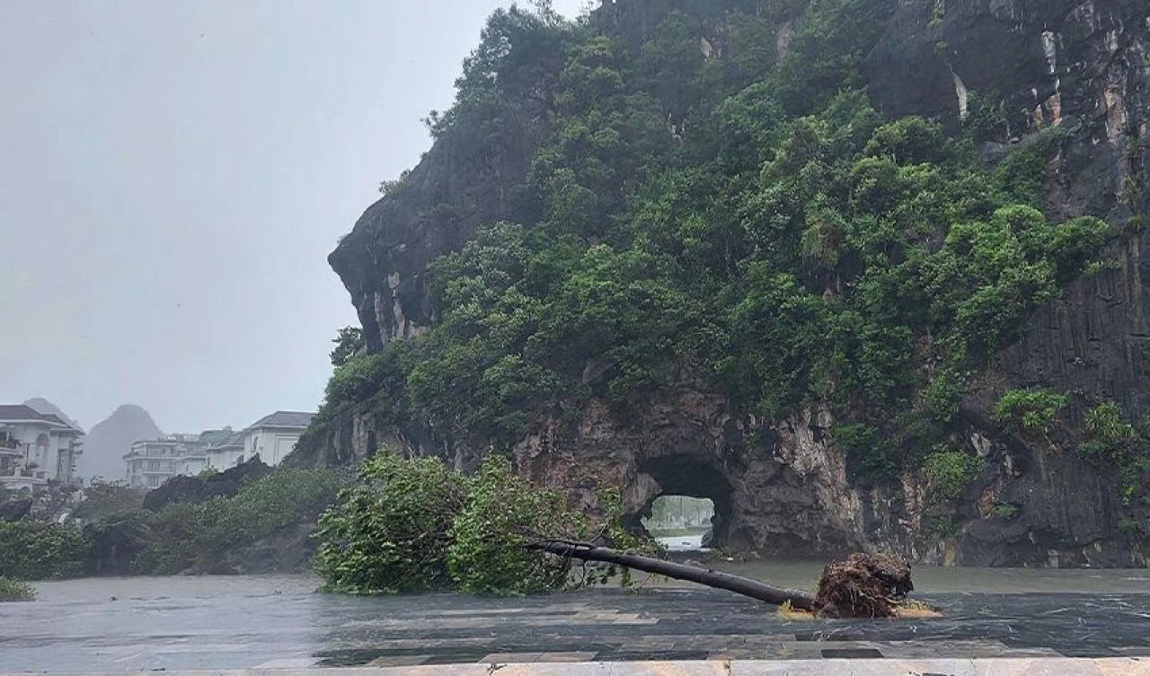 Süper tayfun Yagi yıkarak yoluna devam ediyor! Çin'den sonra yeni durağı Vietnam oldu - 3. Resim