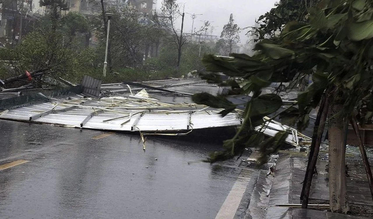 Süper tayfun Yagi yıkarak yoluna devam ediyor! Çin'den sonra yeni durağı Vietnam oldu - 1. Resim
