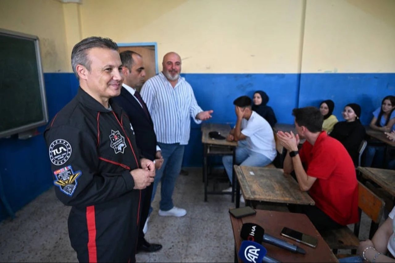 Adana'da lise öğrencileri roket geliştirdi, ismini Türk astronot Alper Gezeravcı belirledi