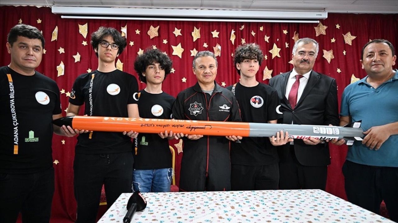 Adana&#039;da lise öğrencileri roket geliştirdi, ismini Türk astronot Alper Gezeravcı belirledi