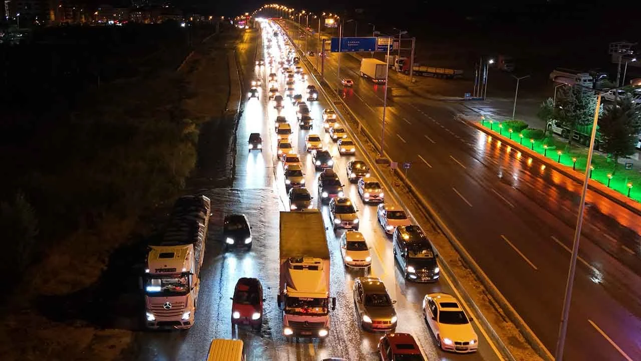 Akın akın dönüyorlar! Tatilin bitmesiyle 43 ilin geçiş noktası kilitlendi - 1. Resim