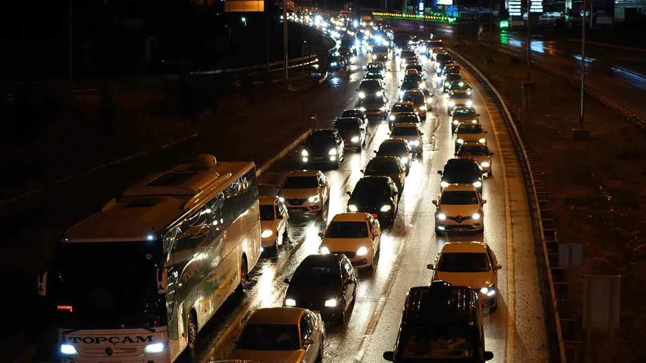 Akın akın dönüyorlar! Tatilin bitmesiyle 43 ilin geçiş noktası kilitlendi - 3. Resim