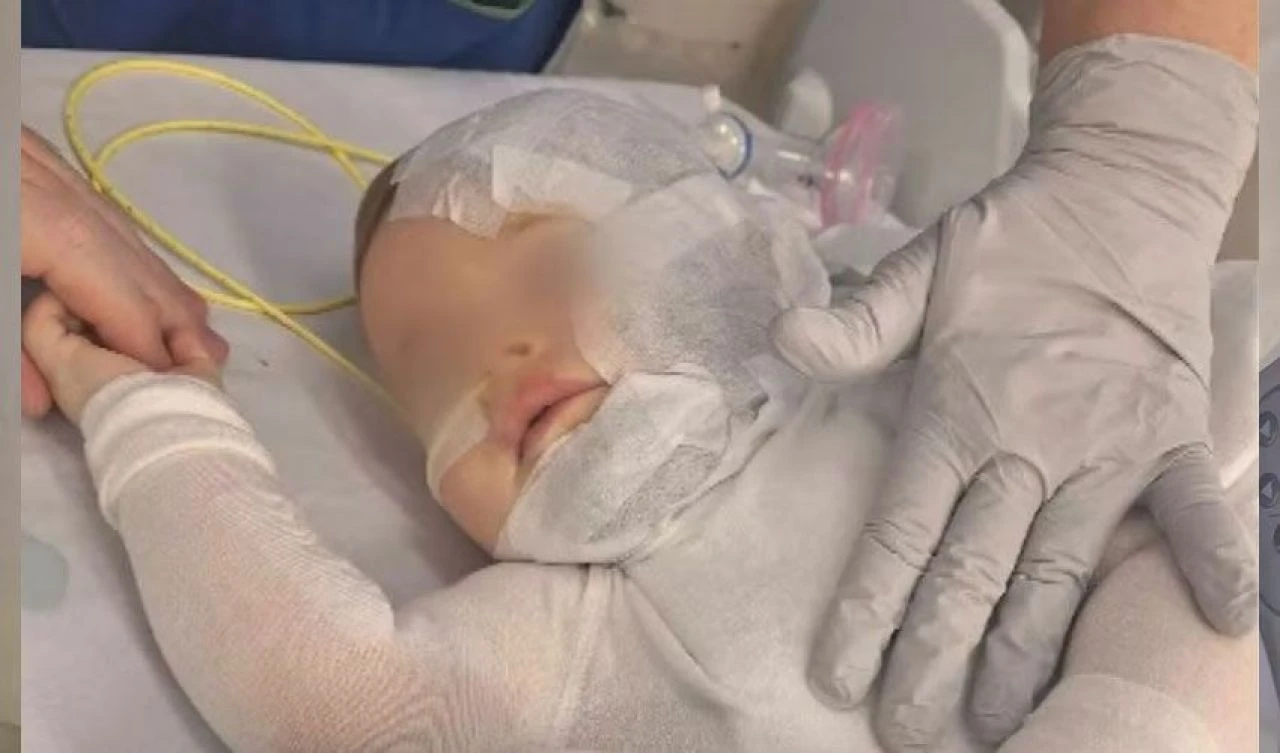 Bebeğin üzerine sıcak kahve döken saldırgan için insan avı! Dünya çapında aranıyor - 1. Resim