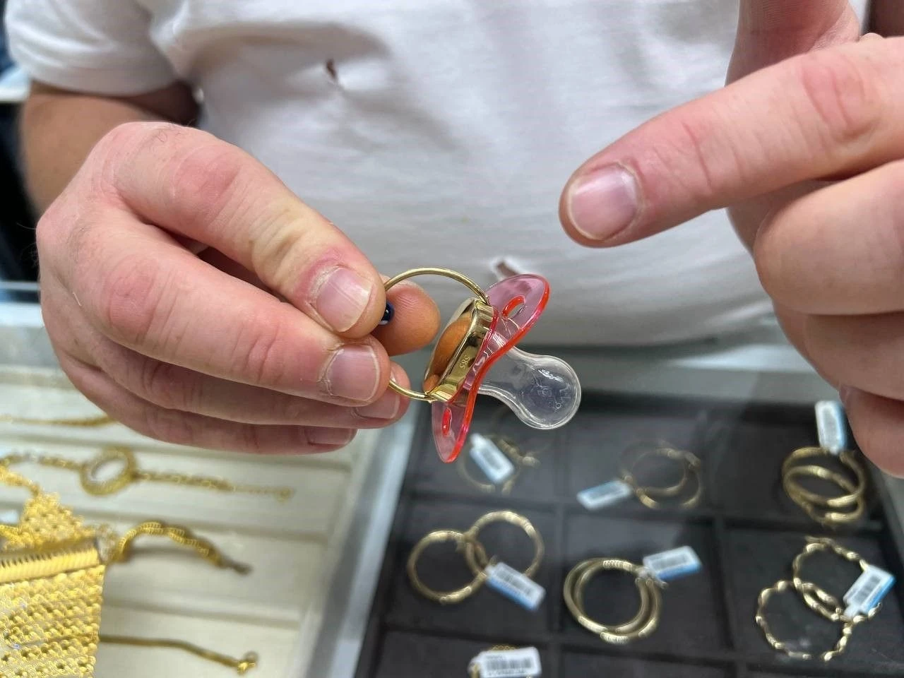 Bursa’da çeyrek altın değerinde 14 ayar emzik satışı yapılıyor