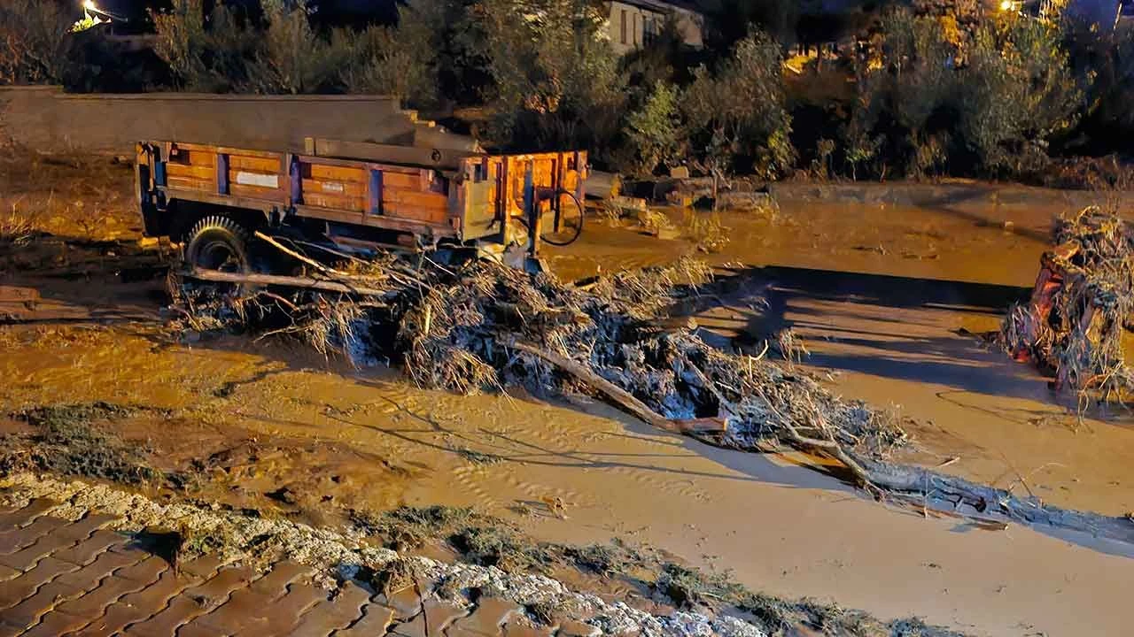 Çorum'da sağanak aniden bastırdı: Sel suları taşları yerinden söktü - 4. Resim