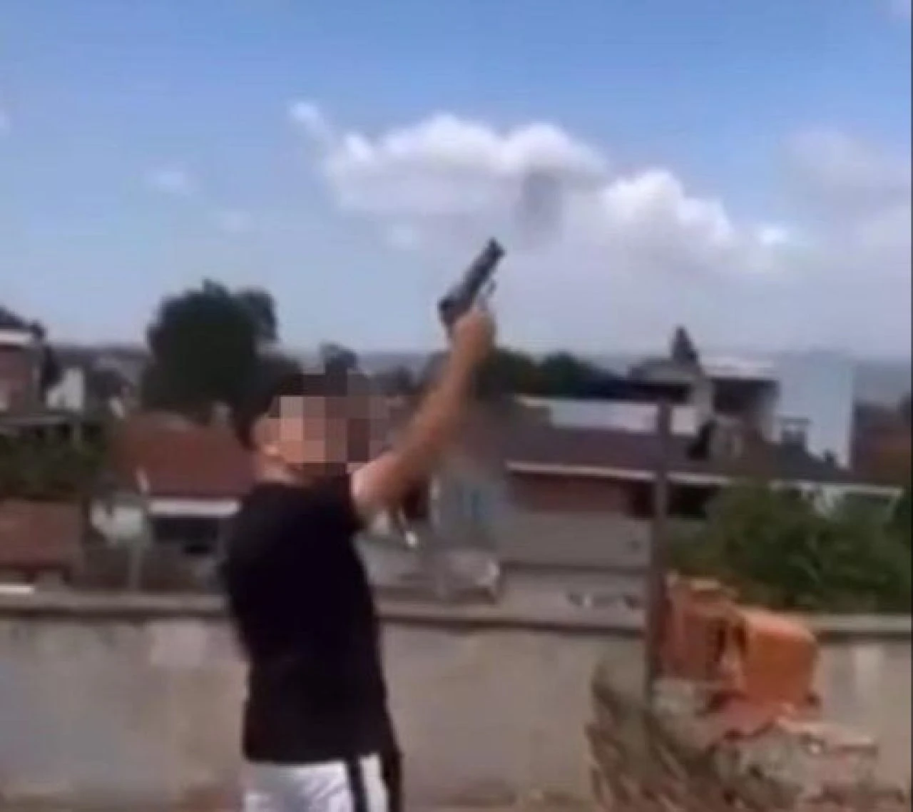 Daha 14 yaşında... Eline silahı aldı, peş peşe tetiğe bastı - 1. Resim