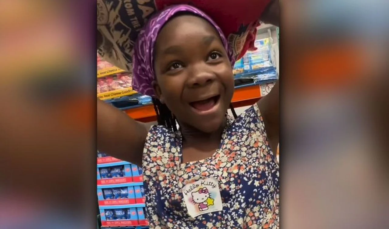 Evlat edindiği Afrikalı çocuğa çuval taşıttığı anlarda sözleri büyük tepki çekti! Savunması ise daha 'pes' dedirtti - 1. Resim