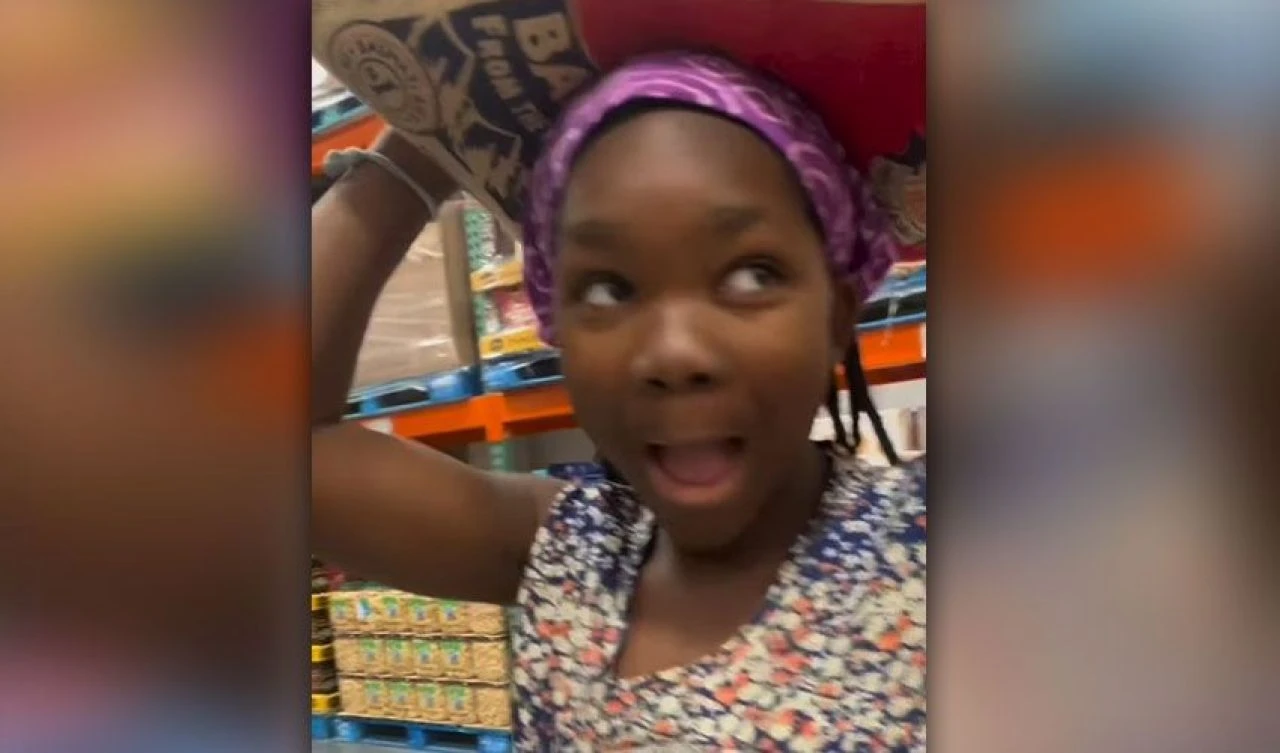 Evlat edindiği Afrikalı çocuğa çuval taşıttığı anlarda sözleri büyük tepki çekti! Savunması ise daha 'pes' dedirtti - 3. Resim