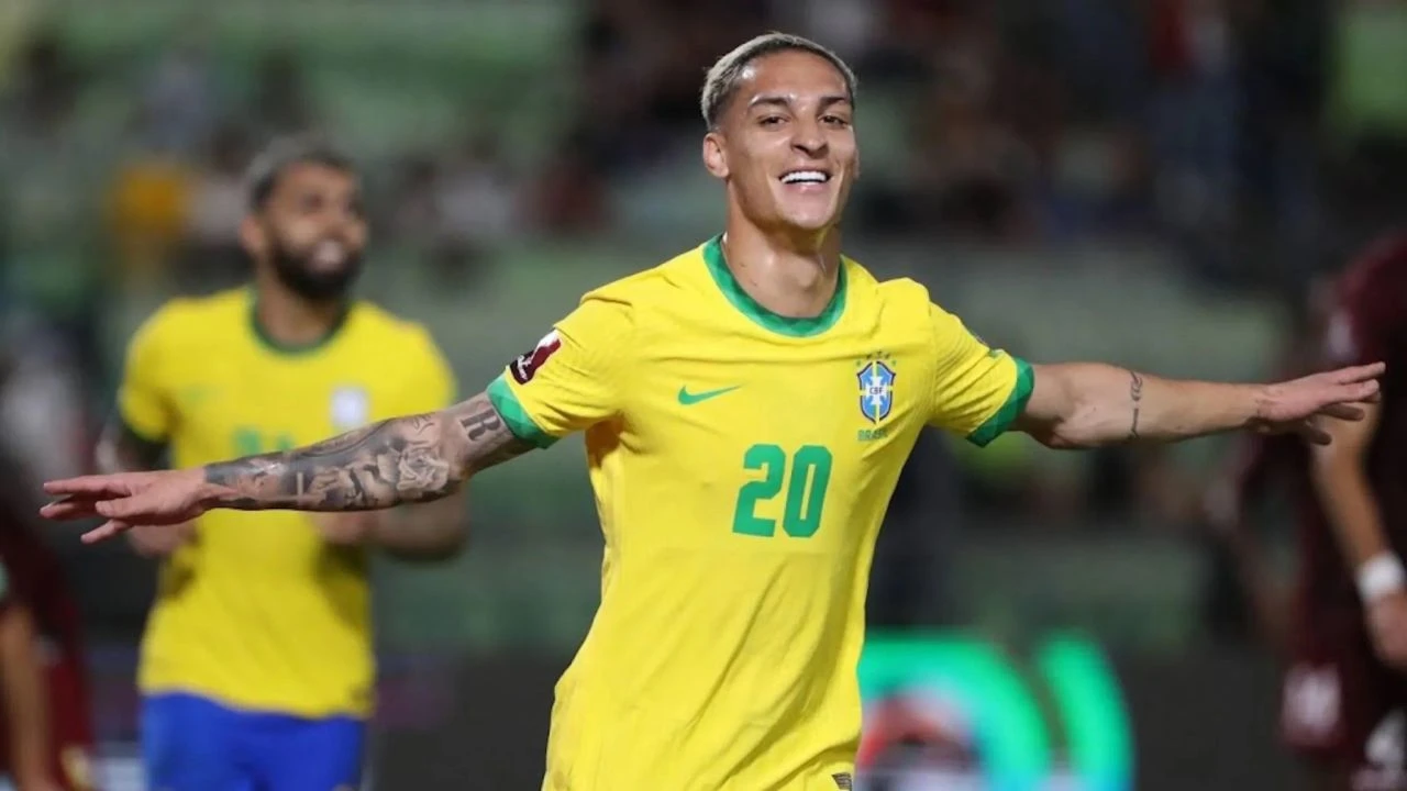 Fenerbahçe ile anılan Antony, Manchester United'a 95 milyon euroya transfer olmuştu