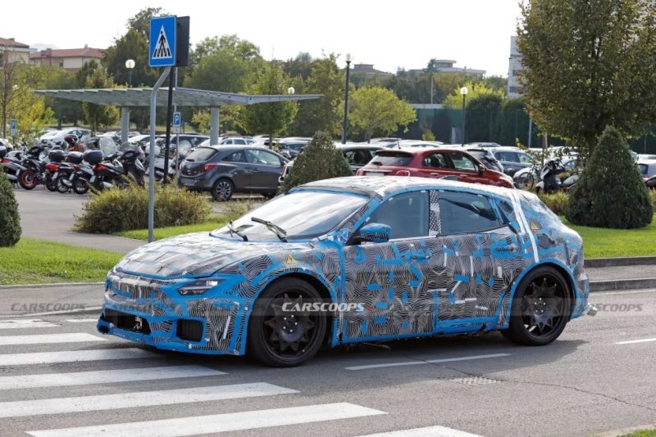 Ferrari, 500 bin euroluk elektrikli otomobilini yollarda test ediyor: Kanlı canlı görüntülendi - 1. Resim