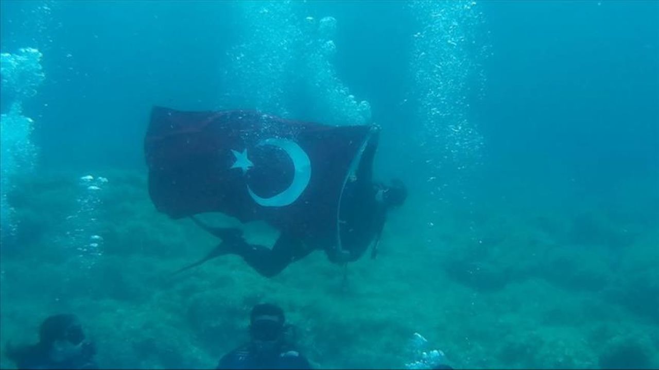 İzmir'in kurtuluşunun 102.yıldönümünde dalgıçlar su altında Türk bayrağı açtı - 1. Resim