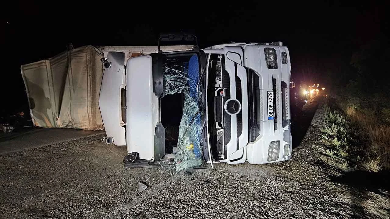 Maden suyu yüklü tır devrildi! Bolu yolu trafiğe kapandı - 2. Resim
