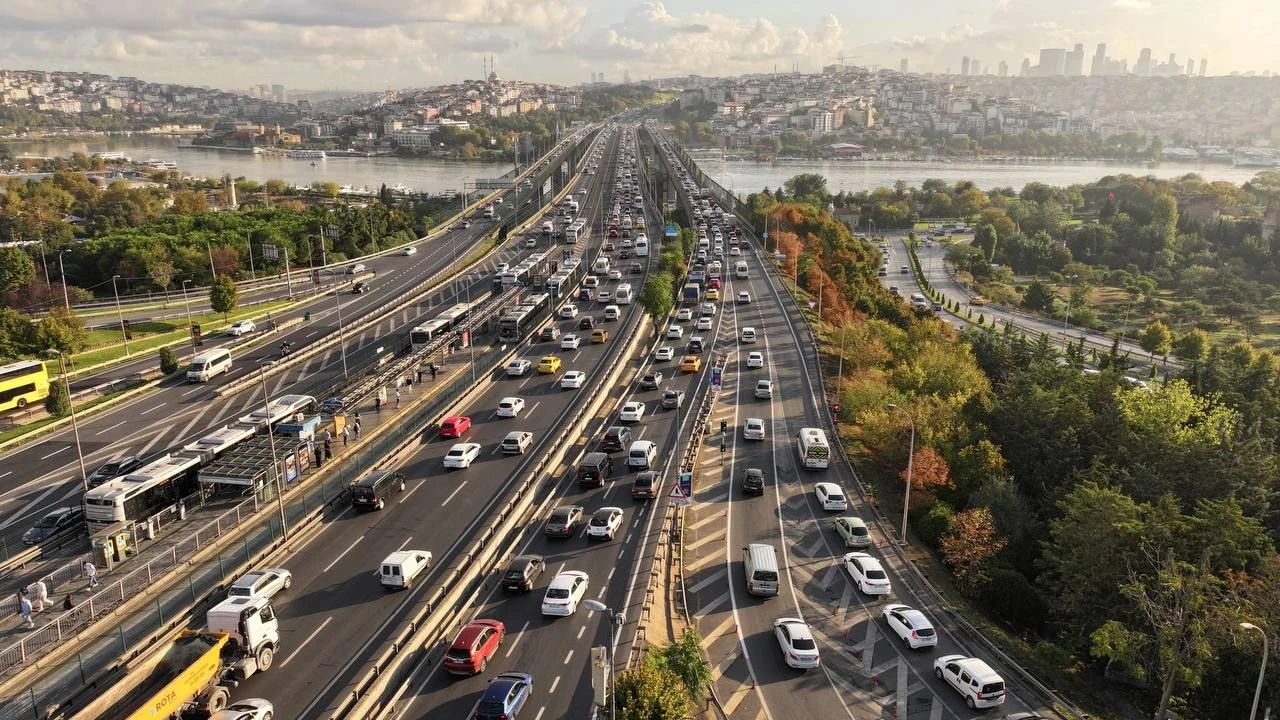 Okullar açıldı! İstanbul'da ilk gün trafikte yoğunluk oluştu - 1. Resim