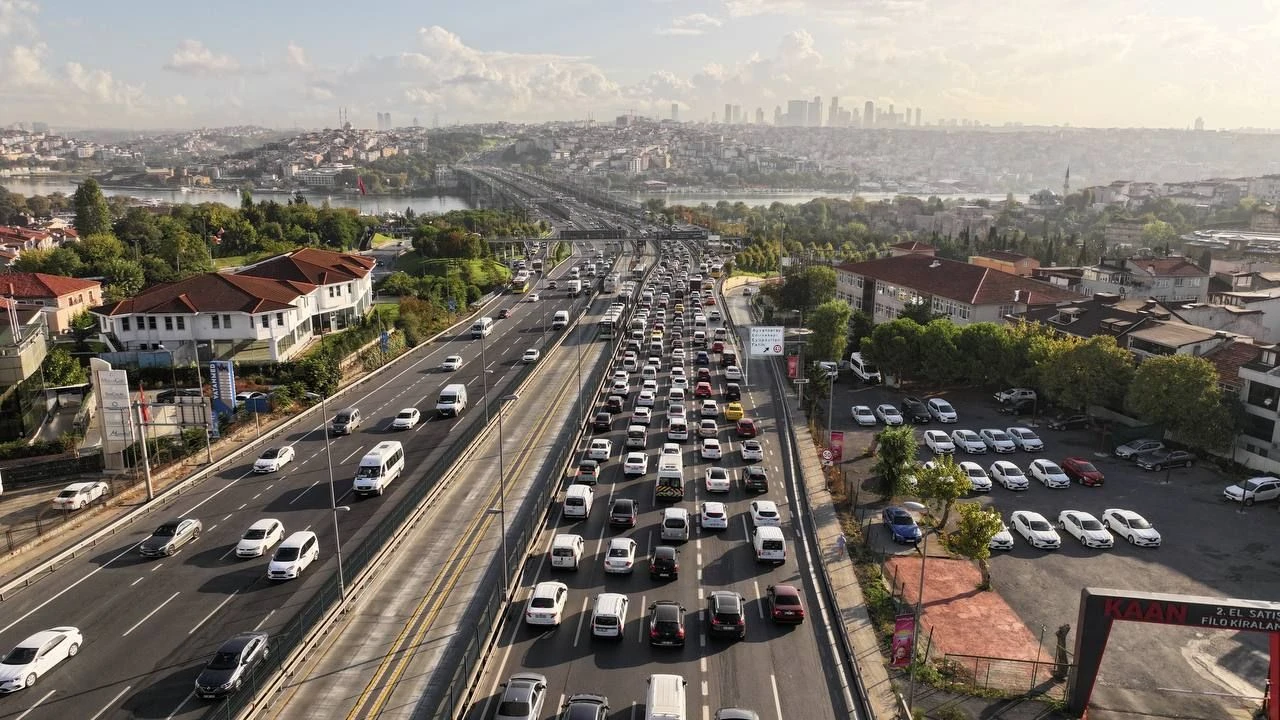 Okullar açıldı! İstanbul'da ilk gün trafikte yoğunluk oluştu - 2. Resim