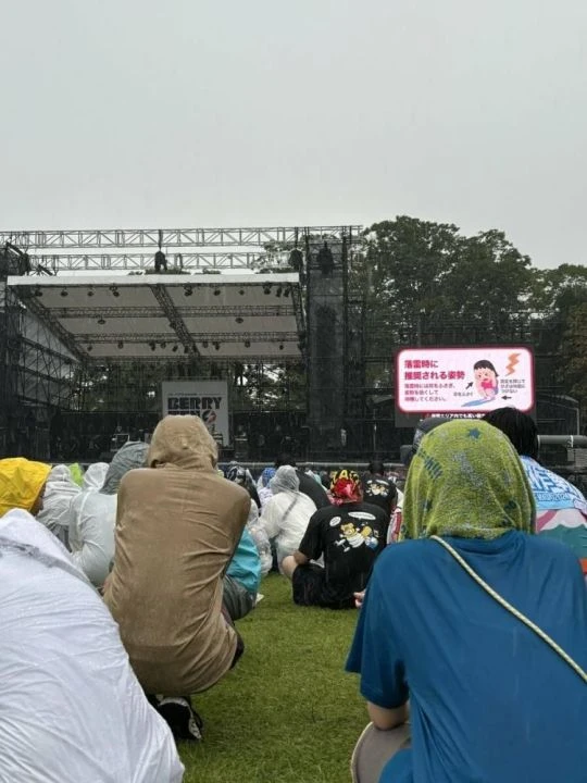 On iki bin kişinin katıldığı konser alanına yıldırım düştü: Çok sayıda kişi yaralandı - 2. Resim