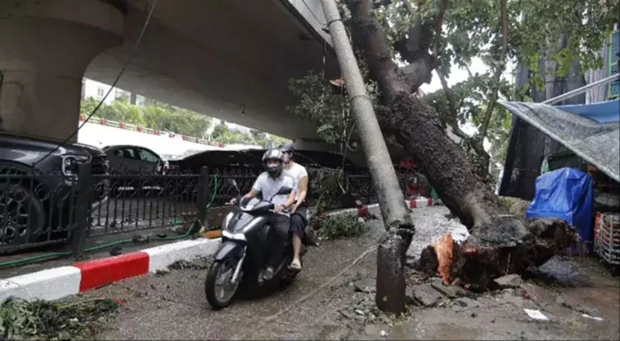 Yagi Tayfunu Vietnam'ın altını üstüne getirdi: Araçlar üzerindeyken bir köprü böyle yıkıldı - 4. Resim
