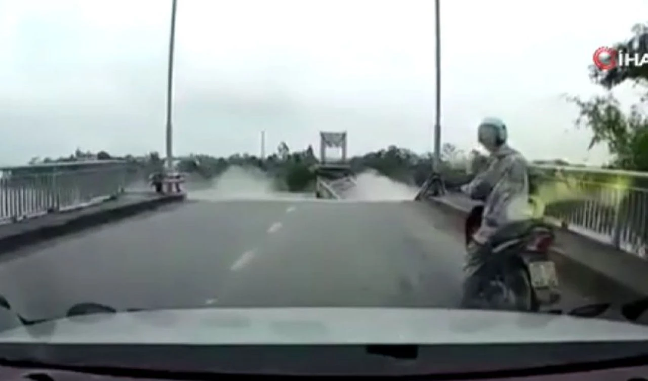 Yagi Tayfunu Vietnam'ın altını üstüne getirdi: Araçlar üzerindeyken bir köprü böyle yıkıldı - 2. Resim