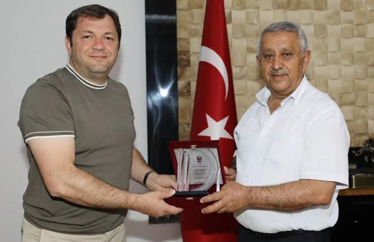 Afyonspor'da başkanlık karmaşası! Nail Azbay'dan gündem olacak sorular: "Kulübü kim kime vermeyecek?"