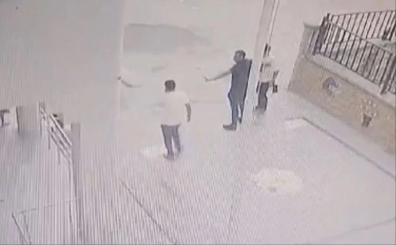 Anaokulu bahçesine giremeyen veli öğretmeni yumrukladı! Miniklerin gözü önünde yaşandı - 1. Resim