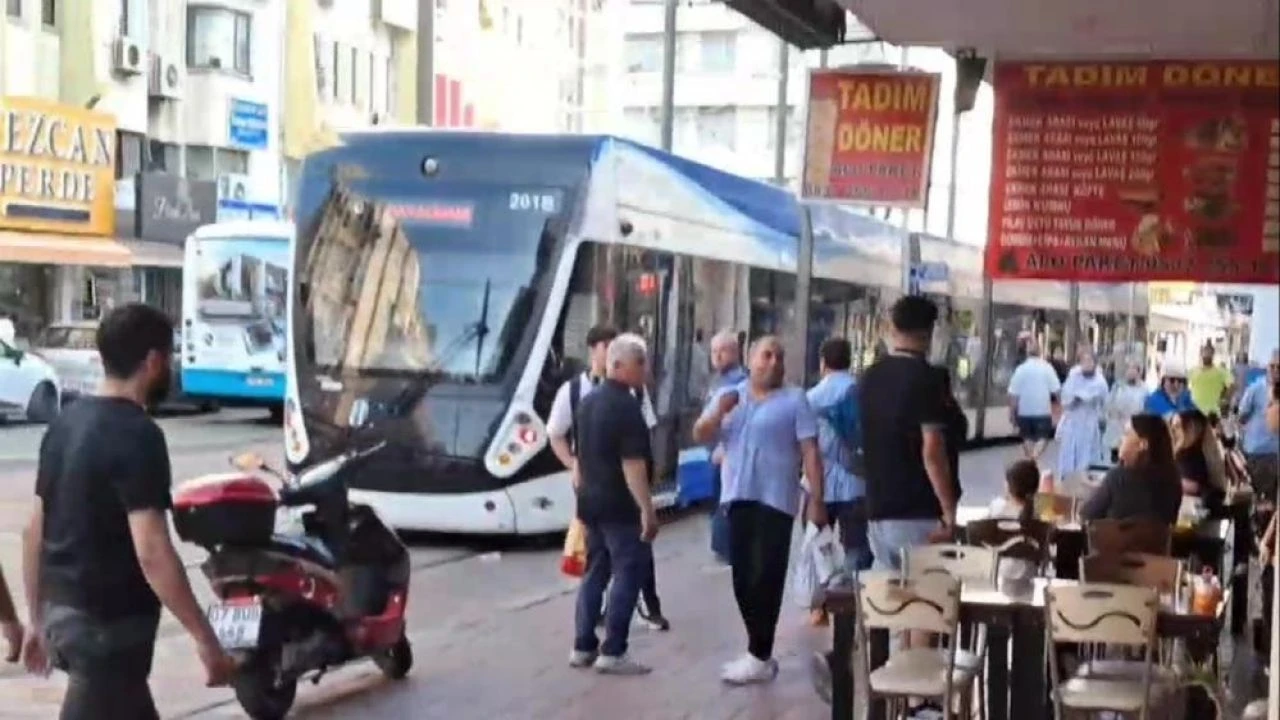 Antalya'da korku dolu anlar! Kavgayı ayırmaya gelen esnafın peşinden bıçakla gitti - 1. Resim