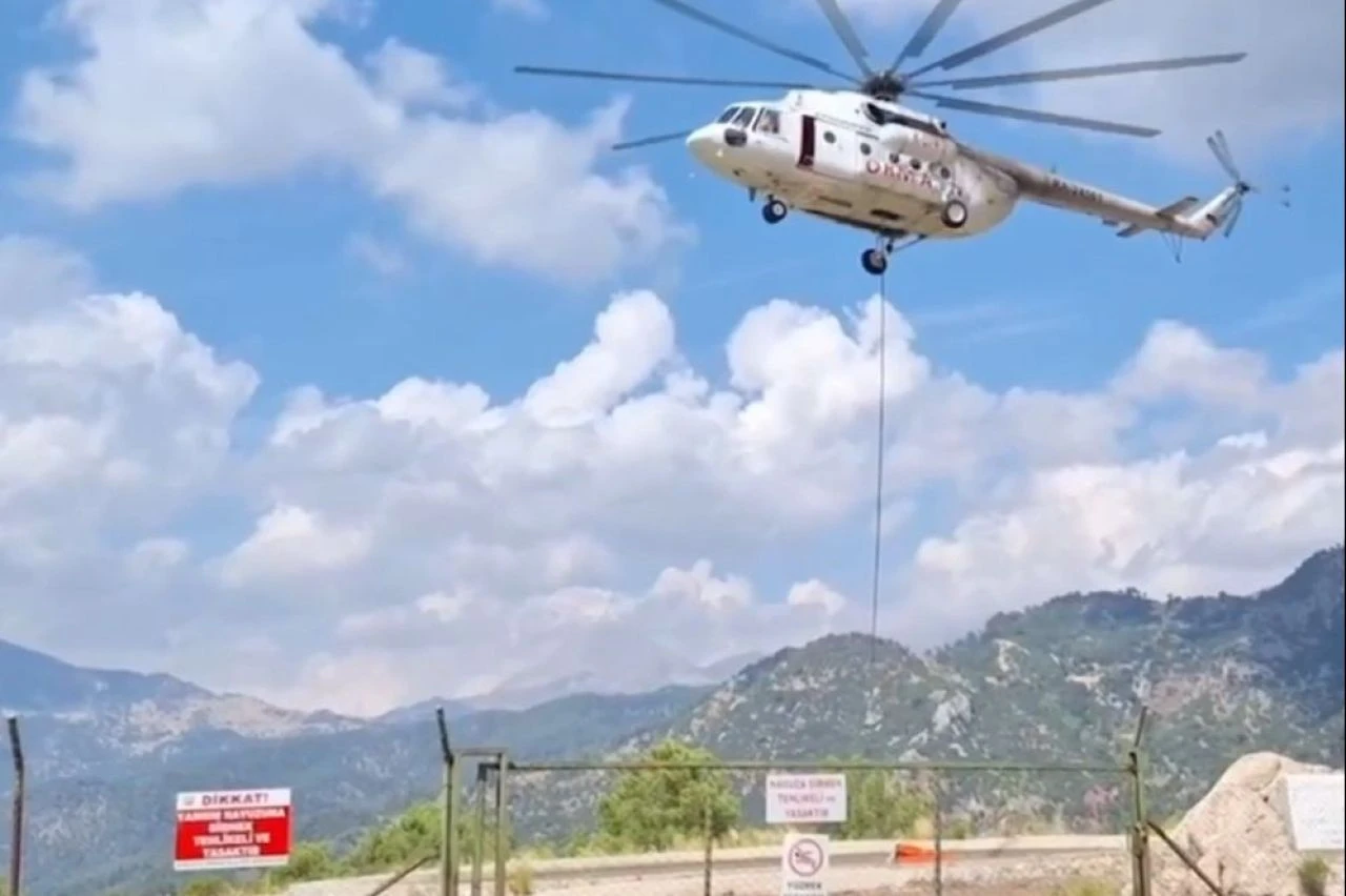 Antalya'nın Kumluca ilçesinde çıkan yangına havadan ve karadan müdahale ediliyor - 1. Resim